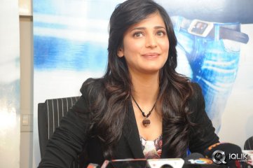 Shruti Haasan at Ramayya Vastavayya Press Meet